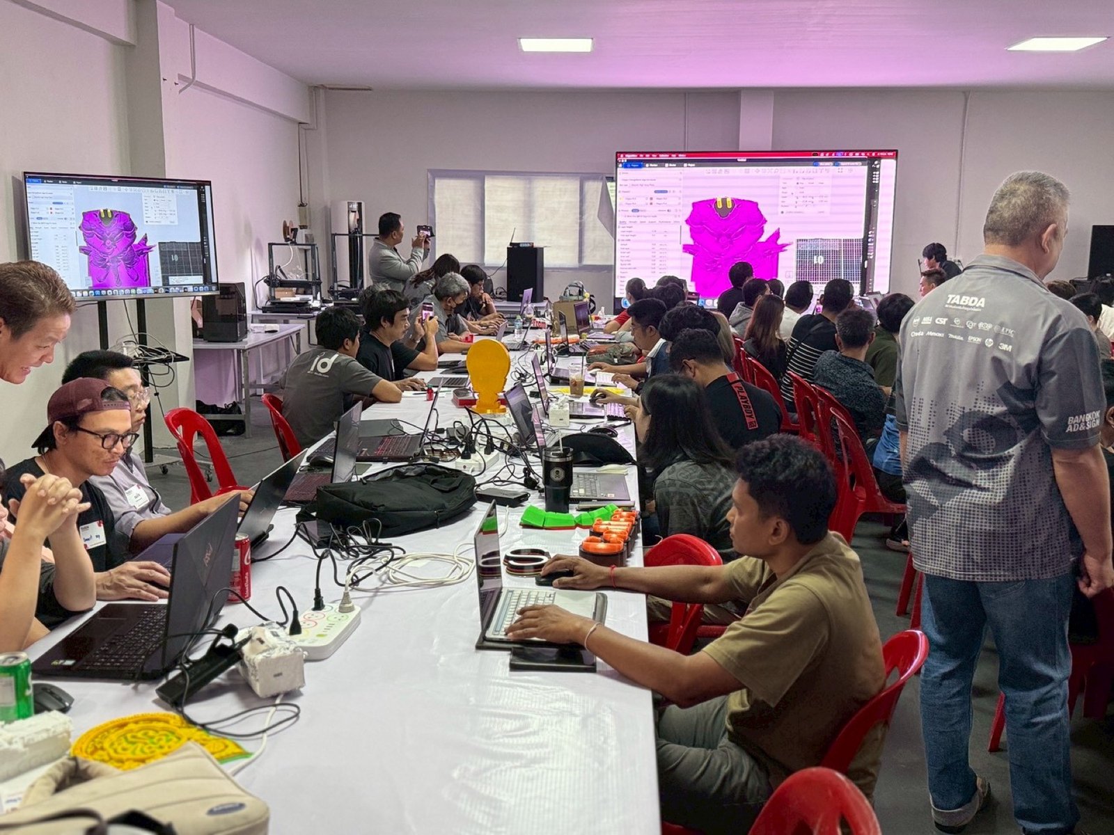 บรรยากาศการเรียนออกแบบโมเดล 3D บนจอขนาดใหญ่